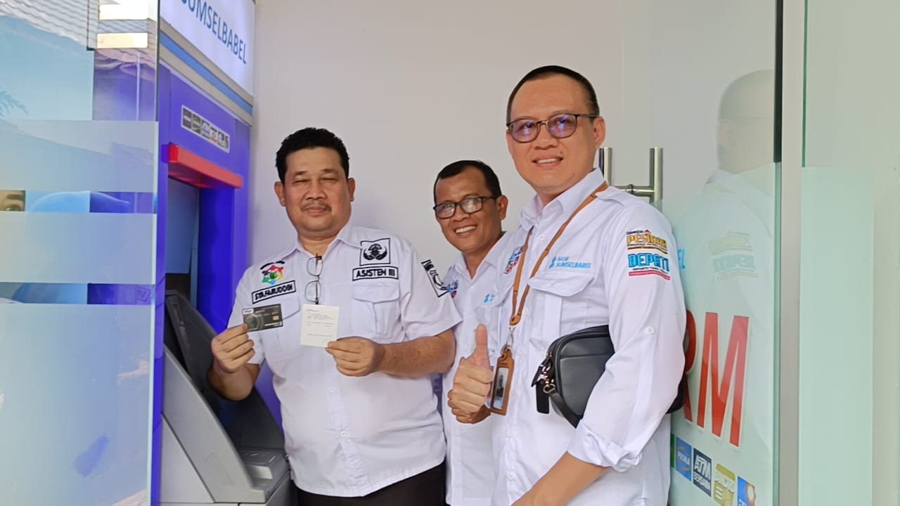 Asisten Administrasi Umum Setda Muba, Syafarudin, MSi meresmikan kantor kas dan ATM Bank Sumsel Babel di Pelakat Tinggi, Rabu (5/10/2023). Foto : Dinkominfo Muba