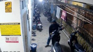 Aksi pelaku pencuri motor di Palembang terekam CCTV, Rabu (5/10/2023). Foto : screenshot medsos.