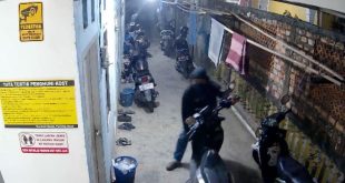 Aksi pelaku pencuri motor di Palembang terekam CCTV, Rabu (5/10/2023). Foto : screenshot medsos.
