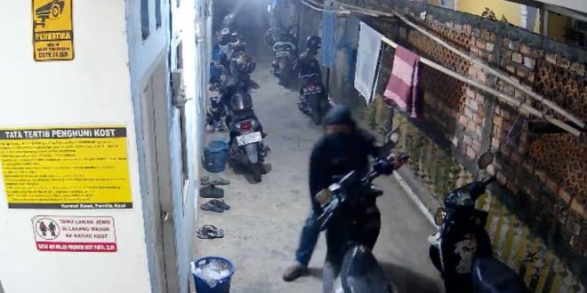 Aksi pelaku pencuri motor di Palembang terekam CCTV, Rabu (5/10/2023). Foto : screenshot medsos.