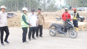 Asisten Bidang Pemerintahan dan Kesejahteraan Rakyat Pemkab Muba, Yudi Herzandi saat meninjau tol trans Sumatera trase Bayunglencir-Tempino, Jumat (6/10/2023). Foto: Dinkominfo Muba.