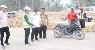 Asisten Bidang Pemerintahan dan Kesejahteraan Rakyat Pemkab Muba, Yudi Herzandi saat meninjau tol trans Sumatera trase Bayunglencir-Tempino, Jumat (6/10/2023). Foto: Dinkominfo Muba.