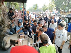 Pj Walikota Palembang, Ratu Dewa secara simbolis mengawali merobohkan halte bus TM yang sudah tak layak, Jumat (6/10/2023). Foto : Sumselheadline/Pitria