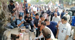 Pj Walikota Palembang, Ratu Dewa secara simbolis mengawali merobohkan halte bus TM yang sudah tak layak, Jumat (6/10/2023). Foto : Sumselheadline/Pitria