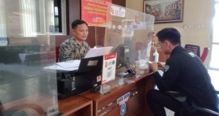 Hagai, pelatih basket, melapor kehilangan tas saat di toilet Palembang Icon, Jumat (6/10/2023). Foto : Sumselheadline/Ela
