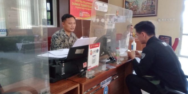 Hagai, pelatih basket, melapor kehilangan tas saat di toilet Palembang Icon, Jumat (6/10/2023). Foto : Sumselheadline/Ela