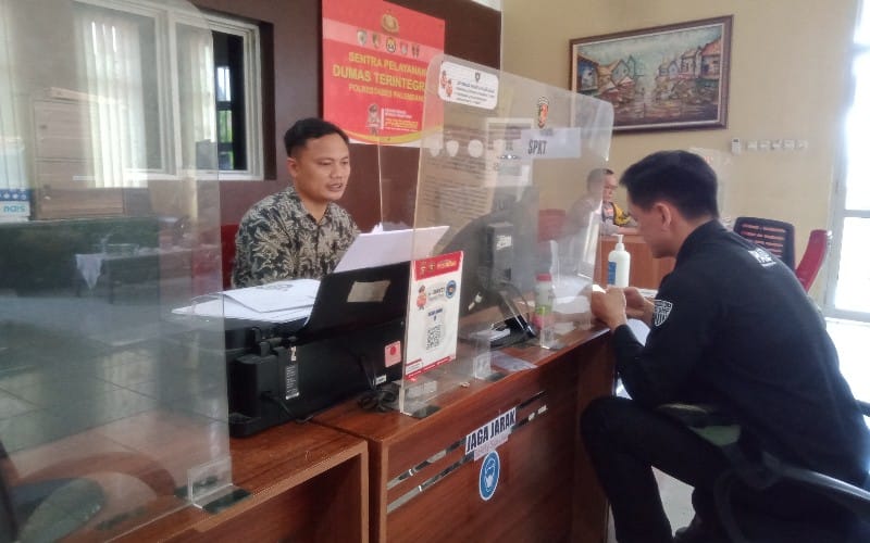 Hagai, pelatih basket, melapor kehilangan tas saat di toilet Palembang Icon, Jumat (6/10/2023). Foto : Sumselheadline/Ela