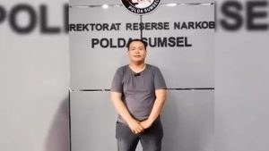 Dery, pelaku pengorder narkoba fiktif, ditangkap polisi, Jumat (6/10/2023). Foto : Sumselheadline/Ela