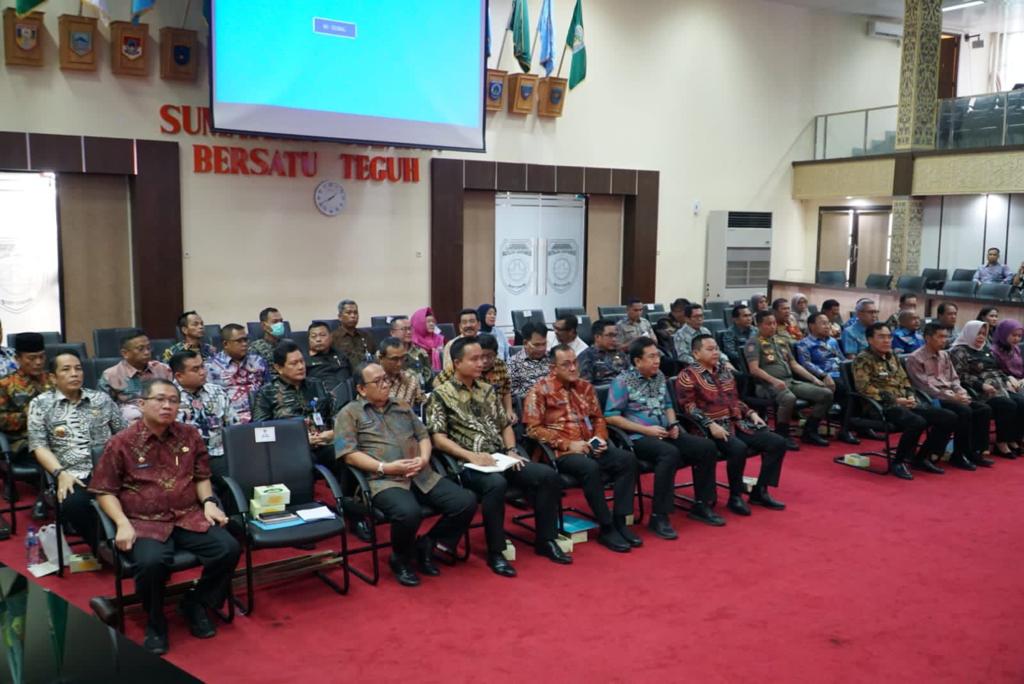 Para kepala OPD dan pejabat lainnya di lingkungan Pemprov Sumsel saat mendengarkan arahan Pj Gubernur Sumsel, Agus Fatoni, Jumat (6/10/2023). Foto : Humas Pemprov Sumsel.
