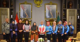 Pj Ketua TP PKK Sumsel, Tyas Fatoni menerima audiensi pengurus Porwosi Sumsel di Griya Agung, Minggu (8/10/2023). Foto : Humas Pemprov Sumsel.