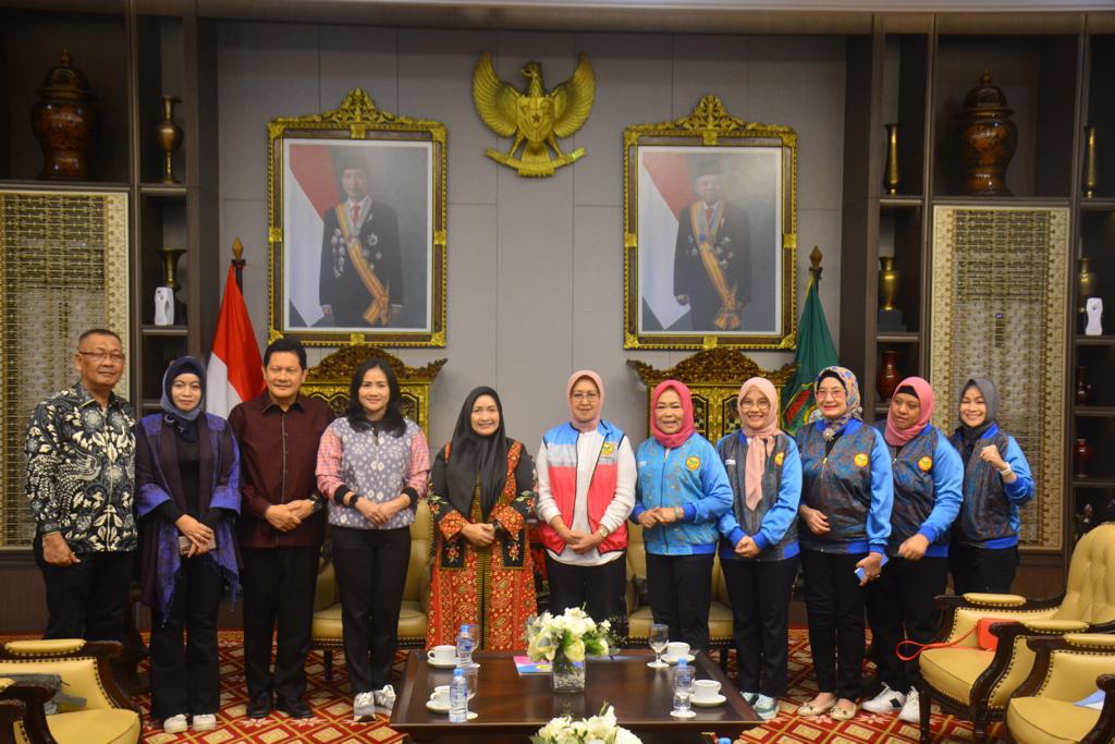 Pj Ketua TP PKK Sumsel, Tyas Fatoni menerima audiensi pengurus Porwosi Sumsel di Griya Agung, Minggu (8/10/2023). Foto : Humas Pemprov Sumsel.