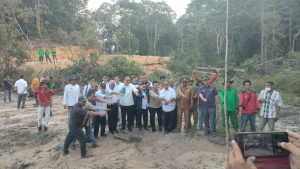 Sejumlah anggota Komisi II DPR RI didampingi pejabat dan anggota DPRD Muba melihat langsung perbatasan Muba-Muratara yang disengketakan. Foto : Dinkominfo Muba.