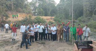 Sejumlah anggota Komisi II DPR RI didampingi pejabat dan anggota DPRD Muba melihat langsung perbatasan Muba-Muratara yang disengketakan. Foto : Dinkominfo Muba.