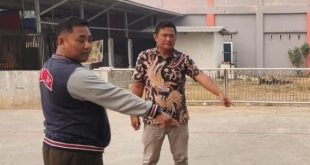 Korban dokter DJ bersama anggota kepolisian menunjukan posisi saat mobil sedang parkir di Jalan Parameswara Palembang disatroni maling, Minggu (8/10/2023). Foto : Sumselheadline/Ela