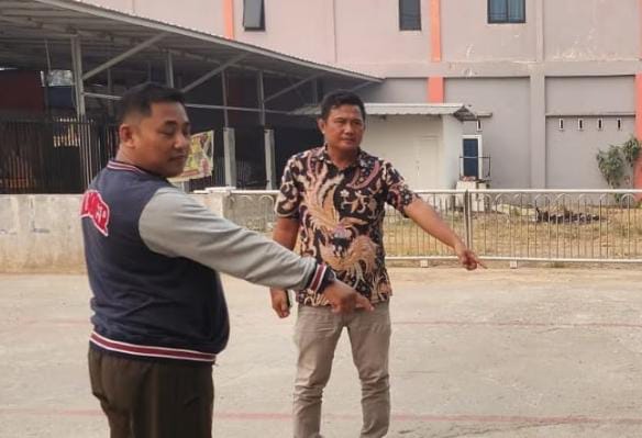 Korban dokter DJ bersama anggota kepolisian menunjukan posisi saat mobil sedang parkir di Jalan Parameswara Palembang disatroni maling, Minggu (8/10/2023). Foto : Sumselheadline/Ela