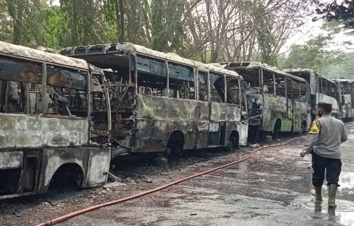Puluhan bus trans musi terparkir di pul bus Alang-alang Lebar, Palembang terbakar, Minggu (8/10/2023). Foto : Sumselheadline/Ela