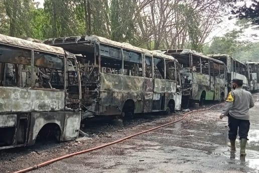 Puluhan bus trans musi terparkir di pul bus Alang-alang Lebar, Palembang terbakar, Minggu (8/10/2023). Foto : Sumselheadline/Ela