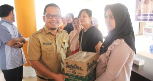 Pj Bupati Muba diwakili Kadinsos, Ardiansyah menyerahkan bantuan kepada para keluarga penerima manfaat di Muba, Senin (9/10/2023). Foto : Dinkominfo Muba.