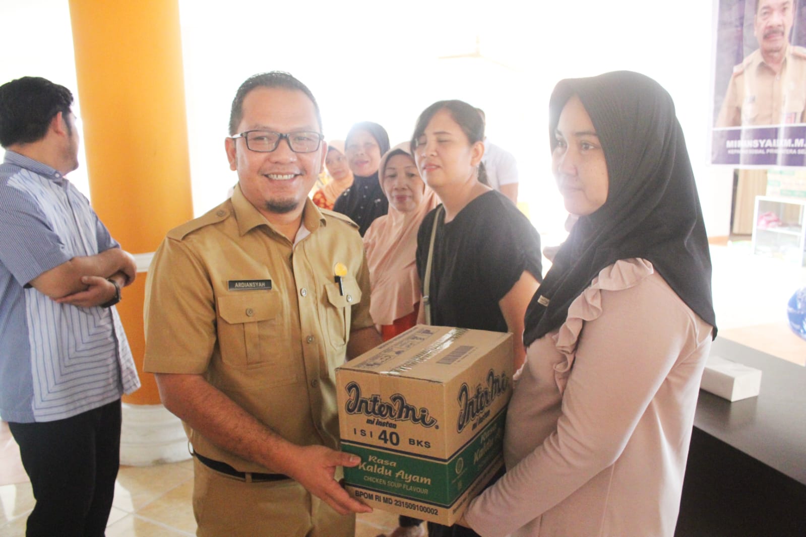 Pj Bupati Muba diwakili Kadinsos, Ardiansyah menyerahkan bantuan kepada para keluarga penerima manfaat di Muba, Senin (9/10/2023). Foto : Dinkominfo Muba.