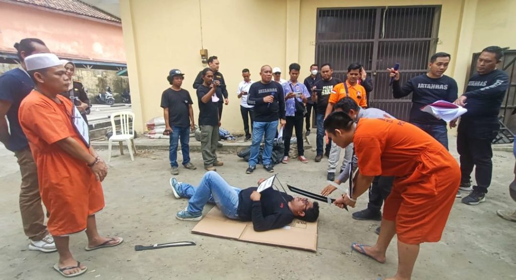 Tersangka Arwandi dan Aryansah melakukan reka ulang pembunuhan adik Bupati Muratara, Selasa (10/10/202). Foto: Sumselheadline/ Ela