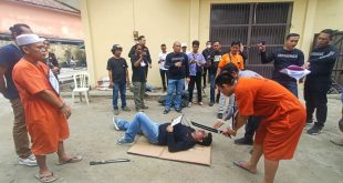 Tersangka Arwandi dan Aryansah melakukan reka ulang pembunuhan adik Bupati Muratara, Selasa (10/10/202). Foto: Sumselheadline/ Ela