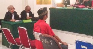 Rian, pelaku asusila dan sempat sumpah pocong, hanya terdiam saat divonis 12 tahun penjara hakim PN Palembang, Selasa (10/10/2023). Foto : Sumselheadline/Ela