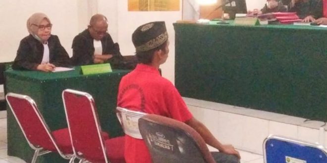 Rian, pelaku asusila dan sempat sumpah pocong, hanya terdiam saat divonis 12 tahun penjara hakim PN Palembang, Selasa (10/10/2023). Foto : Sumselheadline/Ela