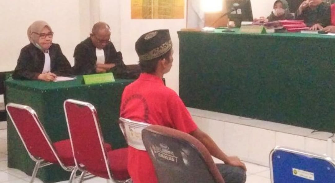 Rian, pelaku asusila dan sempat sumpah pocong, hanya terdiam saat divonis 12 tahun penjara hakim PN Palembang, Selasa (10/10/2023). Foto : Sumselheadline/Ela