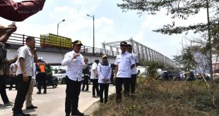 Pj Walikota Palembang, Ratu Dewa meninjau kondisi taman di kawasan Jembatan Musi II, Rabu (11/10/2023). Foto : Kominfo Palembang