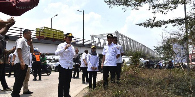 Pj Walikota Palembang, Ratu Dewa meninjau kondisi taman di kawasan Jembatan Musi II, Rabu (11/10/2023). Foto : Kominfo Palembang