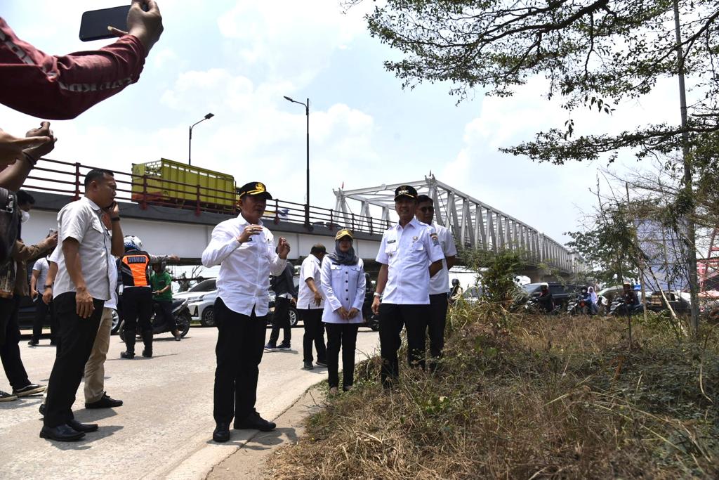 Pj Walikota Palembang, Ratu Dewa meninjau kondisi taman di kawasan Jembatan Musi II, Rabu (11/10/2023). Foto : Kominfo Palembang