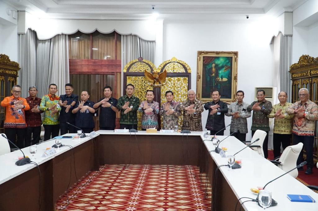 Pj Gubernur Sumsel, Agus Fatoni menerima silaturahmi Dirut Bank Sumsel Babel, Syamsuddin dan jajaran di Griya Agung, Jumat (13/10/2023). Foto : Humas Pemprov Sumsel.