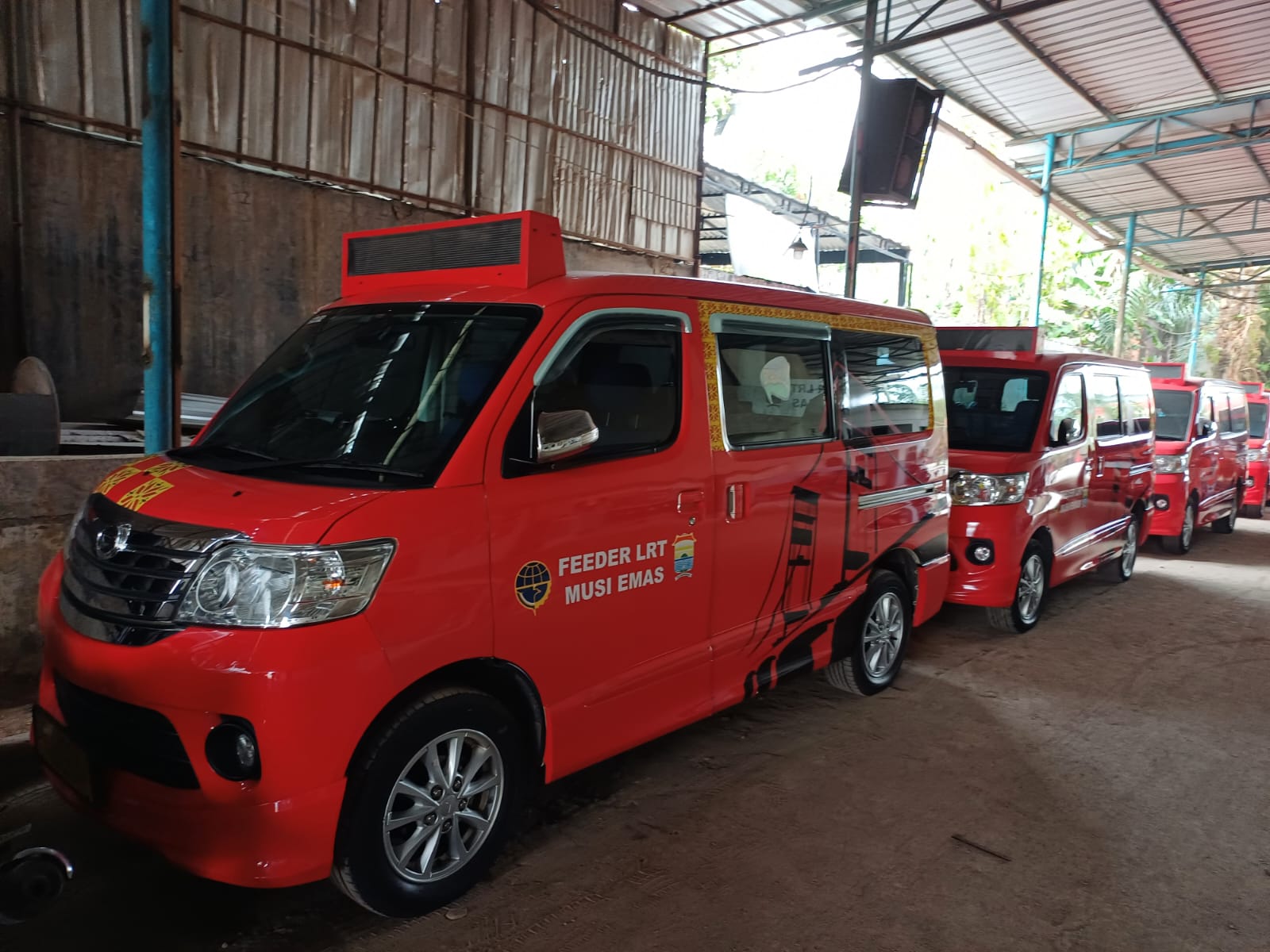 Barisan mobil feeder LRT yang para sopirnya belum gajian, Jumat (13/10/2023). Foto : Sumselheadline/Pitria