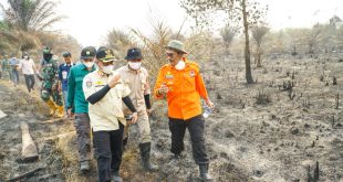 Pj Bupati Muba, Apriyadi datangi kawasan lahan kebun di Desa Ngulak yang terbakar, Selasa (17/10/2023). Foto : Dinkominfo Muba.