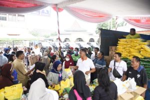 Suasana kegiatan Gerakan Pangan Murah (GPM) di halaman Dinas Ketahanan Pangan Sumsel. Foto : Humas Pemprov Sumsel.
