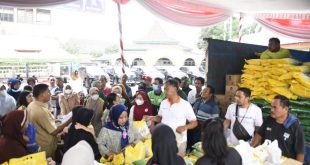 Suasana kegiatan Gerakan Pangan Murah (GPM) di halaman Dinas Ketahanan Pangan Sumsel. Foto : Humas Pemprov Sumsel.
