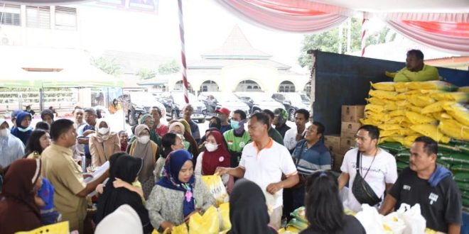 Suasana kegiatan Gerakan Pangan Murah (GPM) di halaman Dinas Ketahanan Pangan Sumsel. Foto : Humas Pemprov Sumsel.