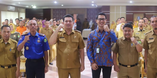 Asisten Administrasi Umum Pemkab Muba, Syafaruddin membuka sosialisasi program BPJS Ketenagakerjaan non ASN, Rabu (25/10/2023). Foto : Dinkominfo Muba.