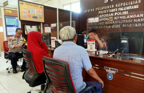 Pasutri melapor ke Polresta Palembang karena anaknya Rudi ditembak seseorang, Sabtu (27/10/2023). Foto : Sumselheadline/Ferly