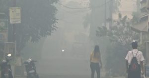 Salah satu kawasan Kota Palembang yang kembali diselimuti kabut asap, Senin (30/10/2023). Foto : Sumselheadline/Pitria