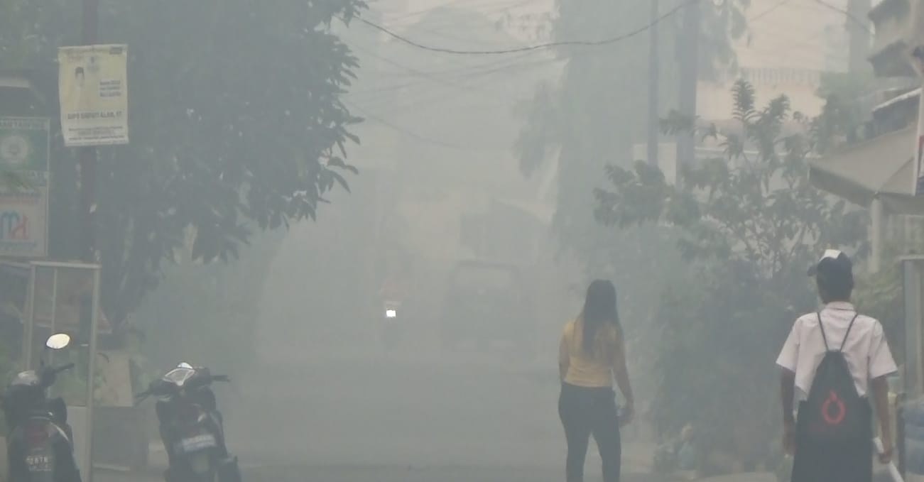 Salah satu kawasan Kota Palembang yang kembali diselimuti kabut asap, Senin (30/10/2023). Foto : Sumselheadline/Pitria