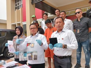Tim Polda Sumsel pers rilis tersangka Doni, oknum guru, salah satu sindikat pembobol rekening bank lewat kiriman aplikasi APK, Senin (30/10/2023). Foto : Sumselheadline/Ela