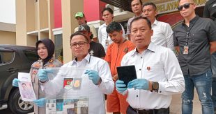 Tim Polda Sumsel pers rilis tersangka Doni, oknum guru, salah satu sindikat pembobol rekening bank lewat kiriman aplikasi APK, Senin (30/10/2023). Foto : Sumselheadline/Ela