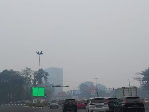 Pagi hari Kota Palembang masih dikepung asap, Selasa (31/10/2023). Foto : Sumselheadline/Pitria