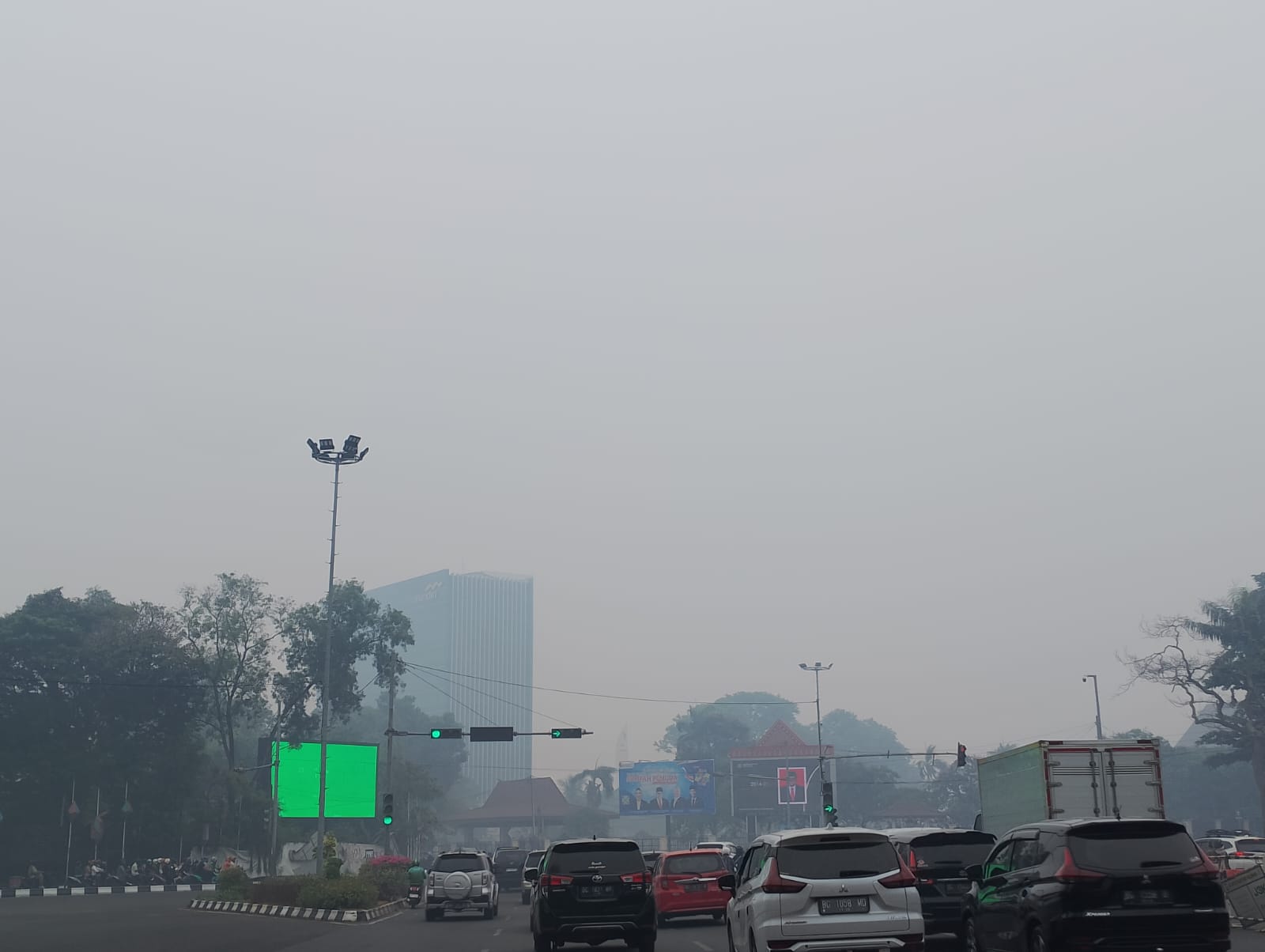 Pagi hari Kota Palembang masih dikepung asap, Selasa (31/10/2023). Foto : Sumselheadline/Pitria