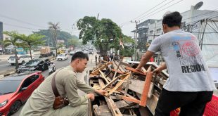 Satpol PP Kota Palembang saat menertibkan PKL di kawasan Kecamatan Kemuning dan Basuki Rahmat Palembang, Selasa (31/10/2023). Foto : Sumselheadline/Pitria