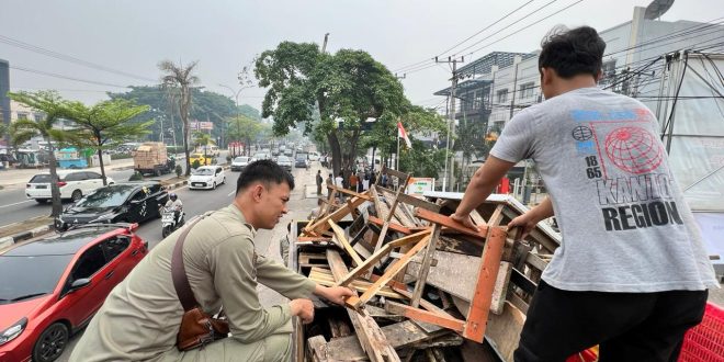 Satpol PP Kota Palembang saat menertibkan PKL di kawasan Kecamatan Kemuning dan Basuki Rahmat Palembang, Selasa (31/10/2023). Foto : Sumselheadline/Pitria