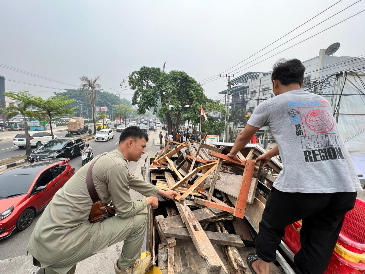 Satpol PP Kota Palembang saat menertibkan PKL di kawasan Kecamatan Kemuning dan Basuki Rahmat Palembang, Selasa (31/10/2023). Foto : Sumselheadline/Pitria