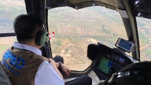 Pj Gubernur Sumsel, Agus Fatoni menggunakan helikopter meninjau langsung lokasi kebakaran lahan di OKI, Rabu (5/10/2023). Foto : Humas Pemprov Sumsel.