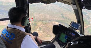 Pj Gubernur Sumsel, Agus Fatoni menggunakan helikopter meninjau langsung lokasi kebakaran lahan di OKI, Rabu (5/10/2023). Foto : Humas Pemprov Sumsel.
